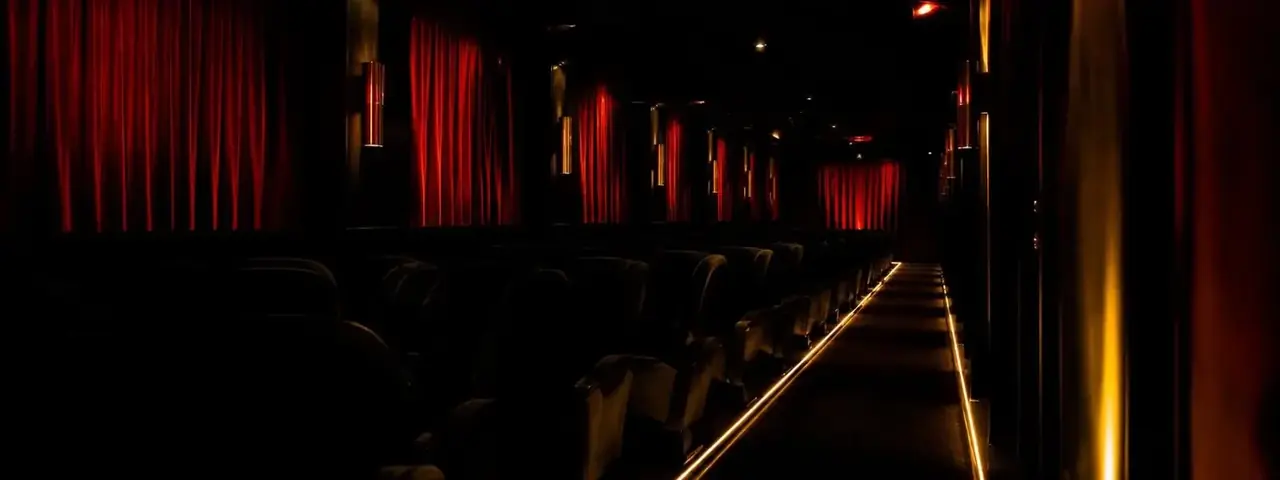 绿泡泡短剧短剧大全页面的影院放映厅背景